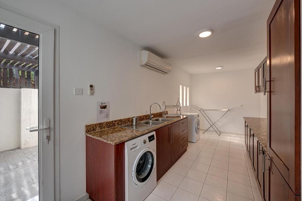 J5 Four Bedroom Villa Holiday Home In Al Wasl For Families Only Дубай Экстерьер фото